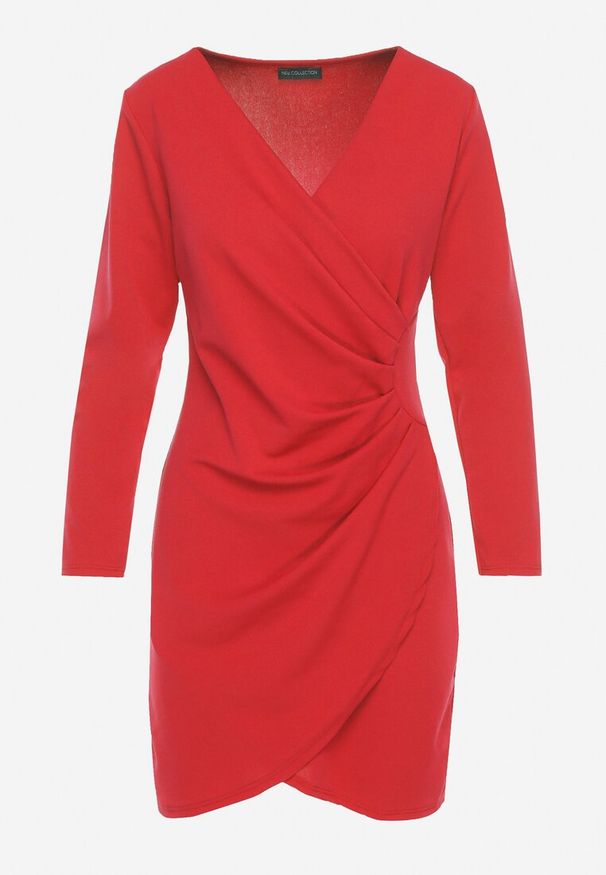 Born2be - Czerwona Sukienka Kopertowa z Ozdobnym Marszczeniem Ohildria. Kolor: czerwony. Typ sukienki: kopertowe. Styl: elegancki