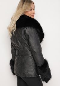 Born2be - Czarna Kurtka z Imitacji Skóry z Futrzanymi Wstawkami i Paskiem Etinara. Okazja: na co dzień. Kolor: czarny. Materiał: futro, skóra. Długość rękawa: długi rękaw. Długość: długie. Sezon: zima. Styl: casual, elegancki #4