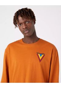 Wrangler - WRANGLER CHEST LOGO TEE MĘSKI LONGSLEEVE KOSZULKA Z DŁUGIM RĘKAWEM NUTMEG BROWN W7BKEEH02. Długość rękawa: długi rękaw. Długość: długie