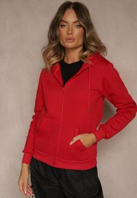 Renee - Czerwona Bluza Rozpinana z Bawełną i Kapturem Ozdobiona Sznurkami Ivila. Okazja: na co dzień. Kolor: czerwony. Materiał: bawełna. Wzór: aplikacja. Styl: sportowy, casual #5
