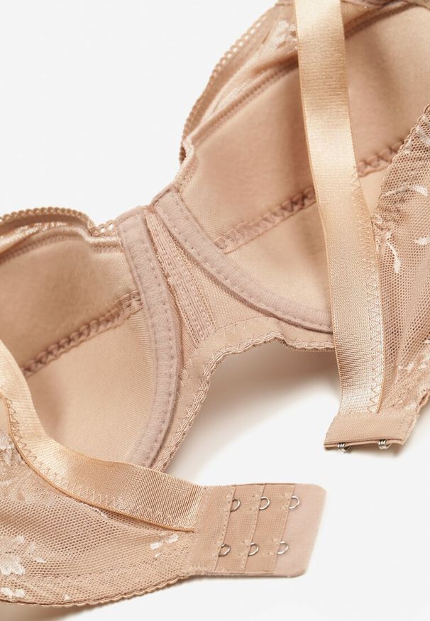 Born2be - Ciemnobeżowy Koronkowy Biustonosz z Regulowanymi Ramiączkami Zapinany na Haftki Missaela. Kolor: beżowy. Materiał: koronka