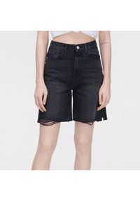 Cropp - Czarne jeansowe bermudy - Czarny. Kolor: czarny. Materiał: jeans. Długość: krótkie #1
