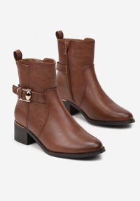 Renee - Brązowe Botki na Słupku z Ozdobną Klamrą Boradi. Okazja: na co dzień. Zapięcie: klamry. Kolor: brązowy. Materiał: jeans. Sezon: jesień, zima. Obcas: na słupku. Styl: casual, klasyczny, elegancki. Wysokość obcasa: średni #2