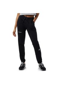 Spodnie New Balance WP23508BK - czarne. Kolor: czarny. Materiał: dresówka, poliester, materiał, bawełna. Wzór: napisy