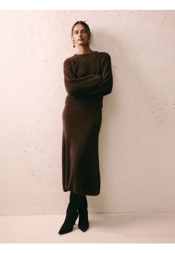 Reserved - Pluszowy sweter - ciemnobrązowy. Kolor: brązowy. Materiał: dzianina