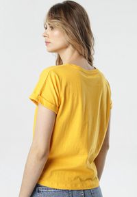 Born2be - Żółty T-shirt Therial. Kolor: żółty. Materiał: dzianina. Długość rękawa: krótki rękaw. Długość: krótkie. Wzór: gładki. Styl: klasyczny #3