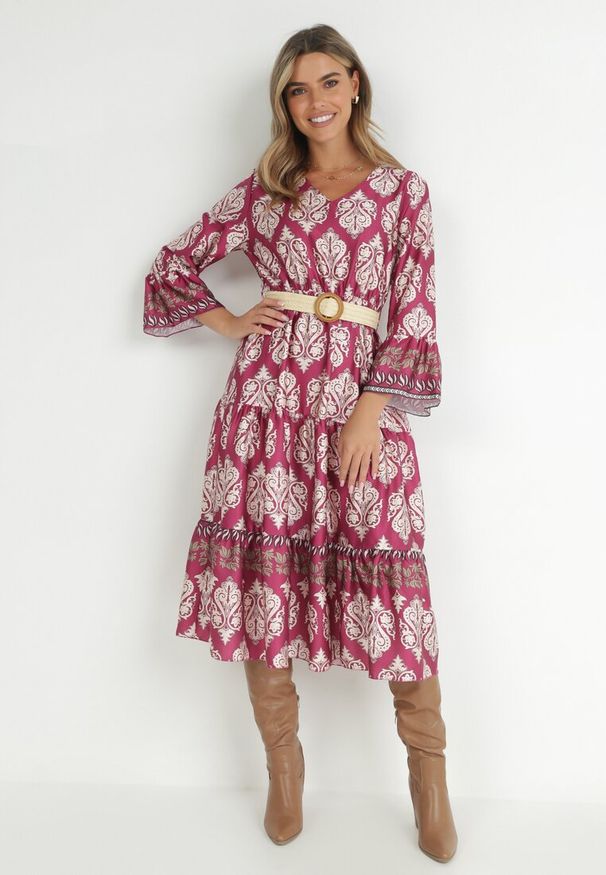 Born2be - Fuksjowa Sukienka Rozkloszowana z Paskiem w Talii Taze. Okazja: na co dzień. Typ kołnierza: dekolt w kształcie V. Kolor: różowy. Materiał: tkanina. Sezon: wiosna, jesień. Typ sukienki: rozkloszowane. Styl: casual