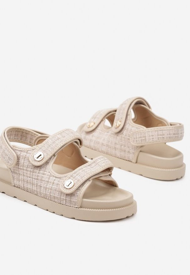 Renee - Beżowe Sandały z Metalicznymi Guzikami i Tweedową Cholewką Oliandra. Okazja: na co dzień, na spacer. Zapięcie: rzepy. Kolor: beżowy. Materiał: jeans. Sezon: lato. Styl: casual, elegancki, klasyczny