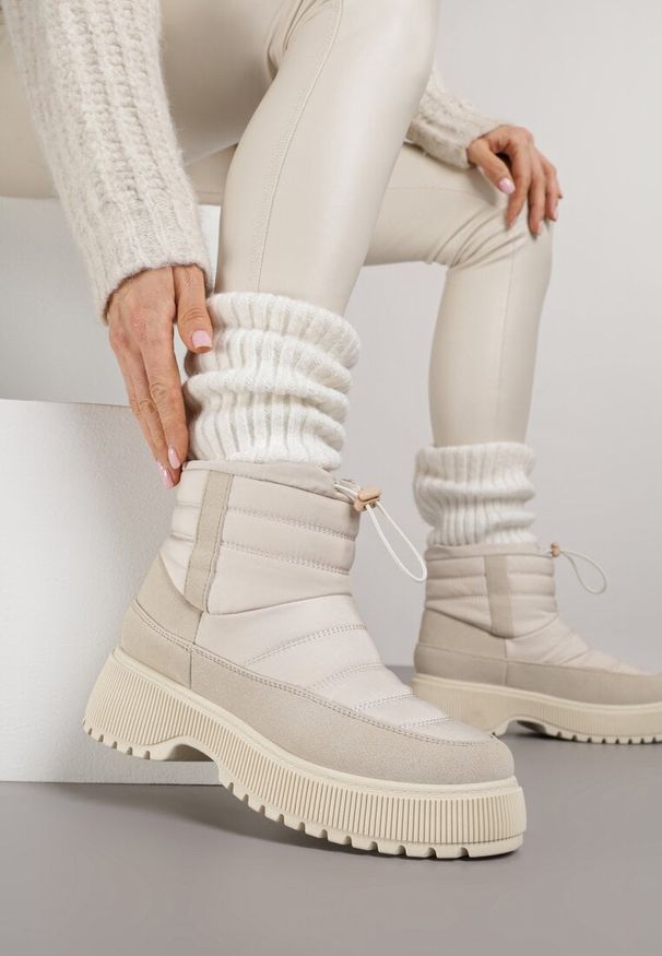 Renee - Beżowe Pikowane Śniegowce ze Ściągaczem Monivella. Okazja: na co dzień. Kolor: beżowy. Materiał: jeans. Sezon: zima. Styl: casual