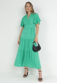 Born2be - Zielona Rozkloszowana Sukienka Maxi z Falbankami i Odkrytymi Plecami Rallad. Typ kołnierza: kołnierz z falbankami. Kolor: zielony. Typ sukienki: kopertowe. Długość: maxi #4