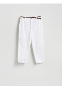 Reserved - Spodnie chino z paskiem - biały. Kolor: biały. Materiał: tkanina, bawełna #1