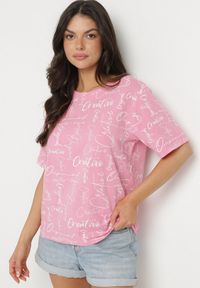 Born2be - Różowy T-shirt Oversize z Bawełny Zdobiony Nadrukiem Sinelra. Okazja: na co dzień. Kolor: różowy. Materiał: bawełna. Wzór: aplikacja, nadruk. Styl: klasyczny, elegancki, casual #4