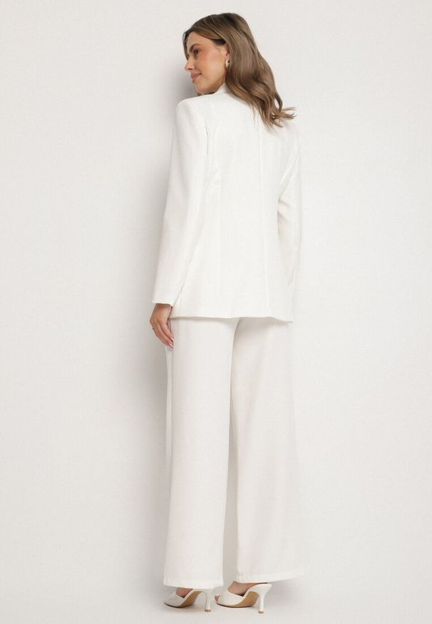 Born2be - Biały Garnitur Dwurzędowa Marynarka z Usztywnionymi Ramionami i Spodnie Sonavitia. Kolor: biały