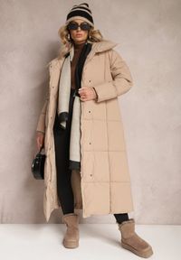 Renee - Beżowa Długa Kurtka Pikowana Płaszcz z Paskiem Adellesstta. Kolor: beżowy. Długość: długie. Wzór: aplikacja. Styl: elegancki #1