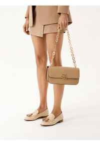 Kazar - Beżowa skórzana torebka na eleganckim łańcuchu. Kolor: beżowy. Materiał: skórzane. Styl: elegancki. Rodzaj torebki: na ramię #6