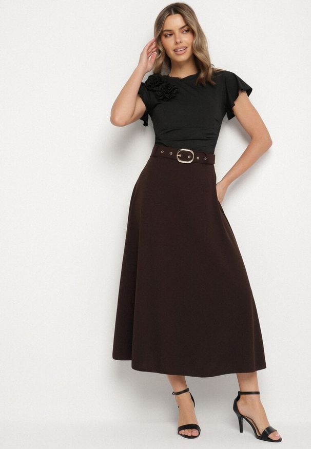 Born2be - Brązowa Rozkloszowana Spódnica z Wysokim Stanem Ozdobiona Paskiem z Klamrą Lobira. Okazja: na co dzień. Stan: podwyższony. Kolor: brązowy. Materiał: jedwab. Wzór: aplikacja. Styl: casual, elegancki