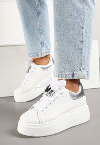 Renee - Biało-Srebrne Sneakersy z Cyrkoniami Vivioriana. Okazja: na co dzień. Kolor: biały. Materiał: jeans. Wzór: aplikacja. Obcas: na obcasie. Wysokość obcasa: średni #3