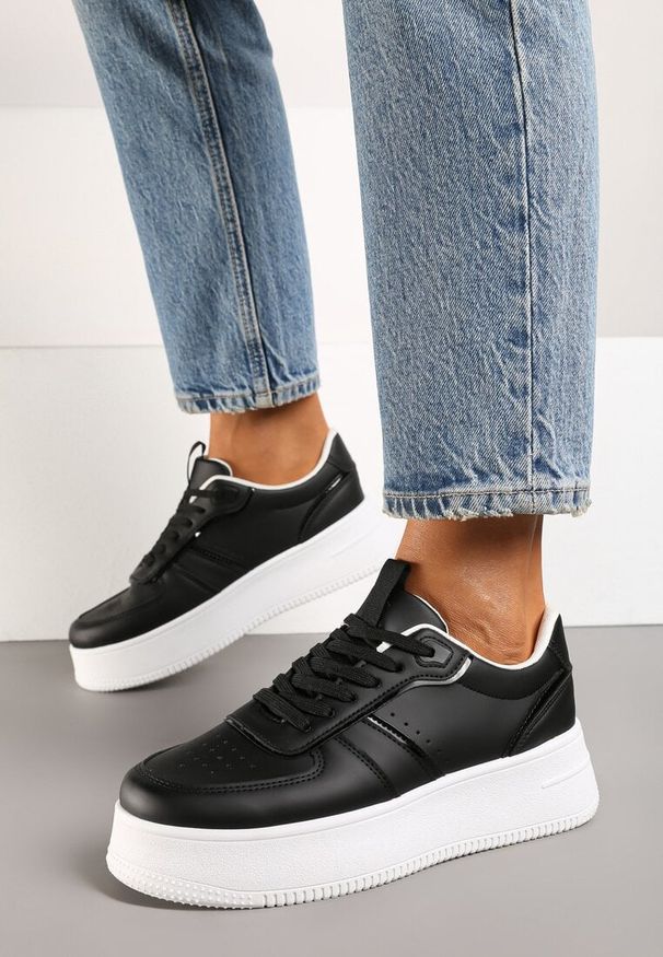 Born2be - Czarno-Białe Sznurowane Sneakersy Vices na Grubej Podeszwie Leanaela. Okazja: na co dzień. Nosek buta: okrągły. Zapięcie: sznurówki. Kolor: czarny. Materiał: jeans. Obcas: na platformie