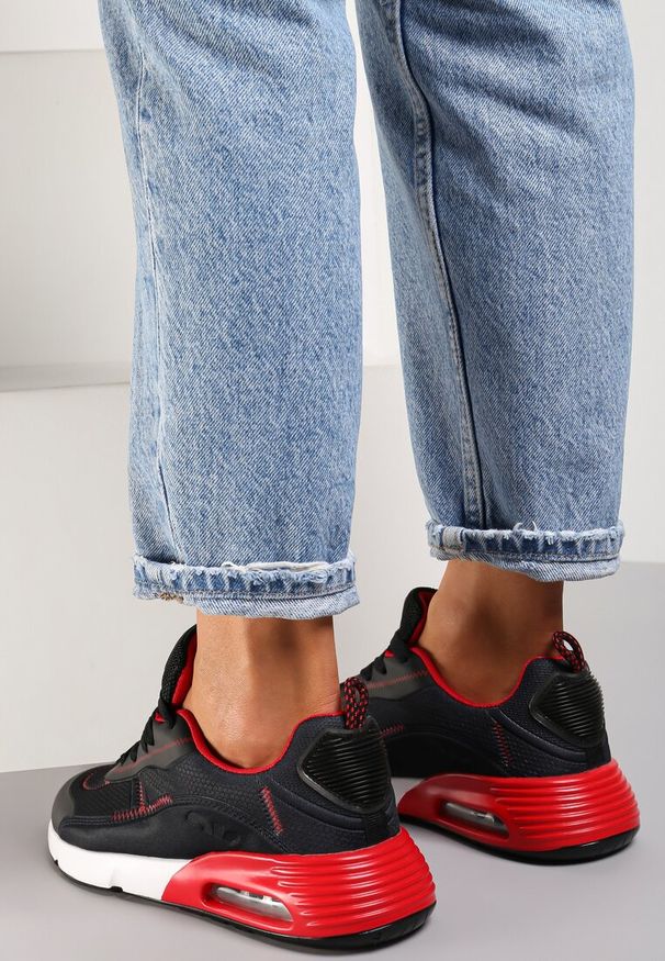 Renee - Czarno-Czerwone Sneakersy Qinerris. Okazja: na co dzień. Zapięcie: sznurówki. Kolor: czarny. Materiał: guma, materiał. Szerokość cholewki: normalna. Wzór: aplikacja, napisy