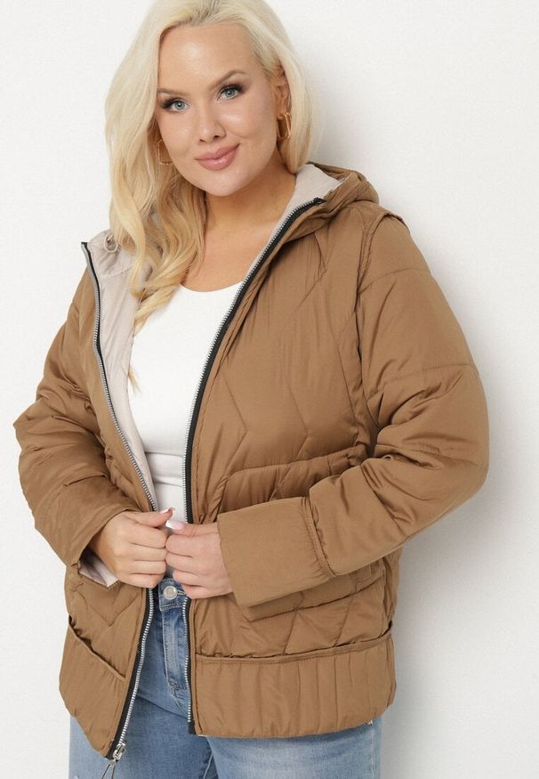 Born2be - Beżowa Kurtka Dwustronna z Kapturem i Ozdobnym Pikowaniem Helritis. Okazja: na co dzień. Typ kołnierza: kaptur. Kolekcja: plus size. Kolor: beżowy. Materiał: jeans. Długość rękawa: długi rękaw. Długość: długie. Styl: elegancki, casual