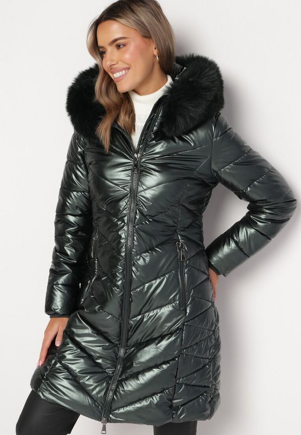 Born2be - Ciemnozielona Metaliczna Kurtka Pikowana z Kapturem Eclaris. Okazja: na co dzień. Typ kołnierza: kaptur. Kolor: zielony. Materiał: futro, jeans. Długość rękawa: długi rękaw. Długość: długie. Wzór: aplikacja. Styl: casual, elegancki