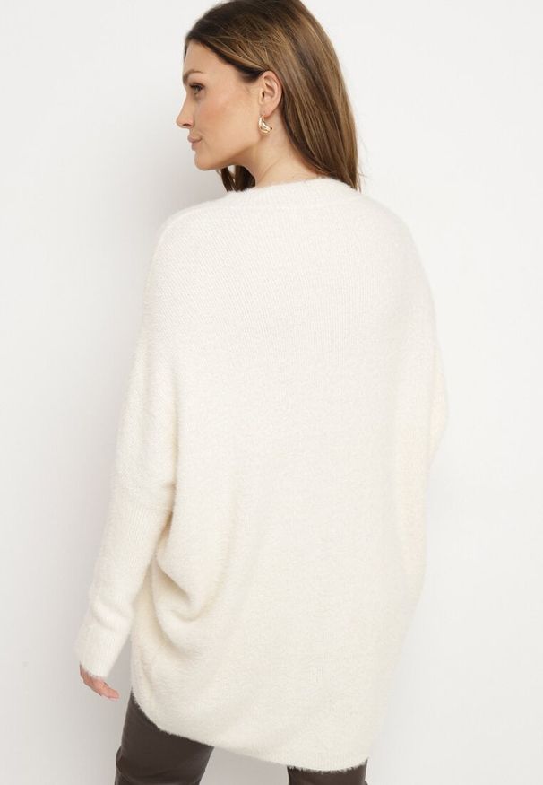 Born2be - Beżowy Sweter z Kaszmirem w Stylu Nietoperza Edionira. Okazja: na co dzień. Typ kołnierza: dekolt w łódkę. Kolor: beżowy. Materiał: kaszmir. Styl: elegancki, casual
