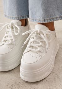 Born2be - Białe Sneakersy VICES na Grubej Podeszwie z Tłoczeniami Azirara. Okazja: na co dzień, na spotkanie biznesowe, do pracy. Kolor: biały. Materiał: jeans. Sport: golf #3