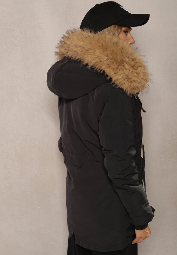 Renee - Czarna Kurtka Parka Mocno Ocieplana z Futerkiem przy Kapturze z Możliwością Odpięcia Sialthira. Okazja: na co dzień. Kolor: czarny. Materiał: futro. Sezon: zima, jesień. Styl: casual, elegancki