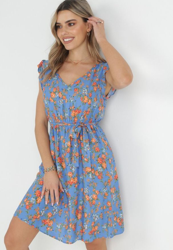 Born2be - Niebieska Sukienka z Gumką w Pasie z Wiskozy w Kwiaty Chrysa. Typ kołnierza: kołnierz z falbankami. Kolor: niebieski. Materiał: wiskoza. Wzór: kwiaty