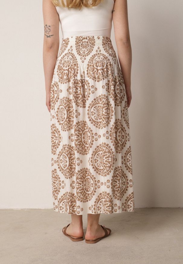 Born2be - Beżowa Rozkloszowana Spódnica z Wiskozy z Wysokim Stanem i Etnicznym Wzorem Ari. Okazja: do pracy, na co dzień, na spacer. Stan: podwyższony. Kolor: beżowy. Materiał: wiskoza. Wzór: aplikacja. Sezon: lato. Styl: casual