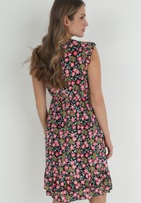 Born2be - Czarna Rozkloszowana Sukienka z Wiskozy w Kwiaty Evalis. Kolor: czarny. Materiał: wiskoza. Wzór: kwiaty. Sezon: lato #4