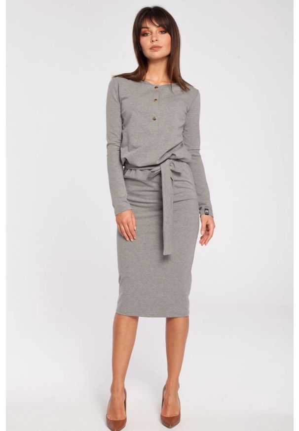 Sukienki.shop - Sukienka bawełniana ołówkowa z wiązaniem w pasie szara. Okazja: na co dzień, do pracy. Kolor: szary. Materiał: bawełna. Typ sukienki: ołówkowe. Styl: casual