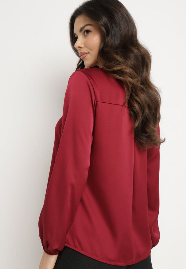 Born2be - Bordowa Bluzka Satynowa z Trójkątnym Dekoltem Veca. Okazja: na co dzień. Kolor: czerwony. Materiał: satyna. Długość: długie. Styl: klasyczny, casual, elegancki