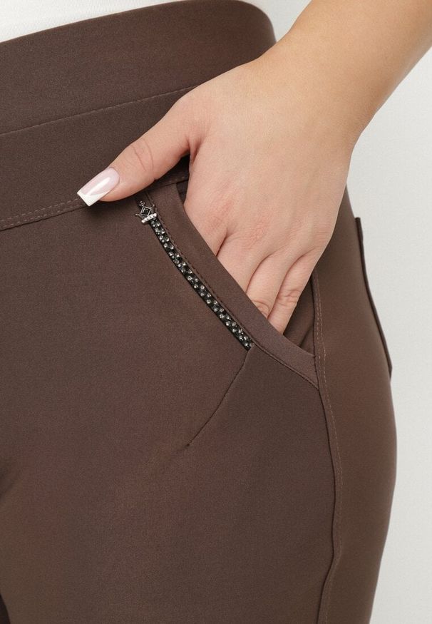 Born2be - Brązowe Spodnie z Gumką w Pasie z Cyrkoniami Slim Ellivna. Okazja: na co dzień. Kolekcja: plus size. Kolor: brązowy. Styl: klasyczny, elegancki, casual