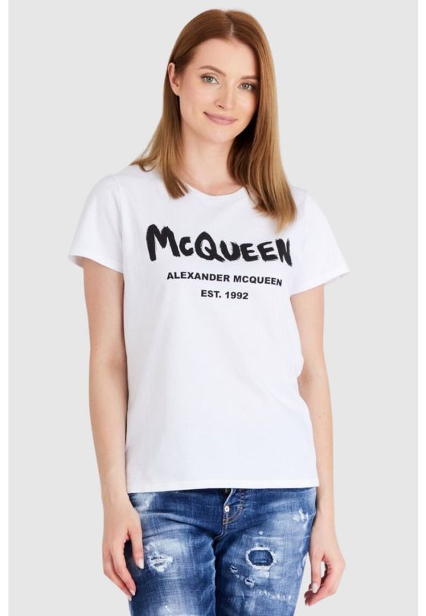 Alexander McQueen - ALEXANDER MCQUEEN Biały t-shirt damski z logo, Rozmiar 44. Kolor: biały. Materiał: prążkowany, bawełna. Wzór: nadruk
