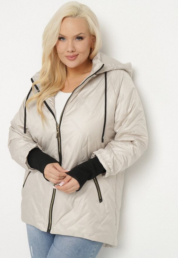 Born2be - Jasnobeżowa Kurtka Pikowana z Odpinanym Kapturem z Dłuższym Tyłem Rivselia. Okazja: na co dzień. Kolor: szary. Materiał: tkanina. Długość: długie. Wzór: aplikacja. Sezon: zima. Styl: casual, klasyczny