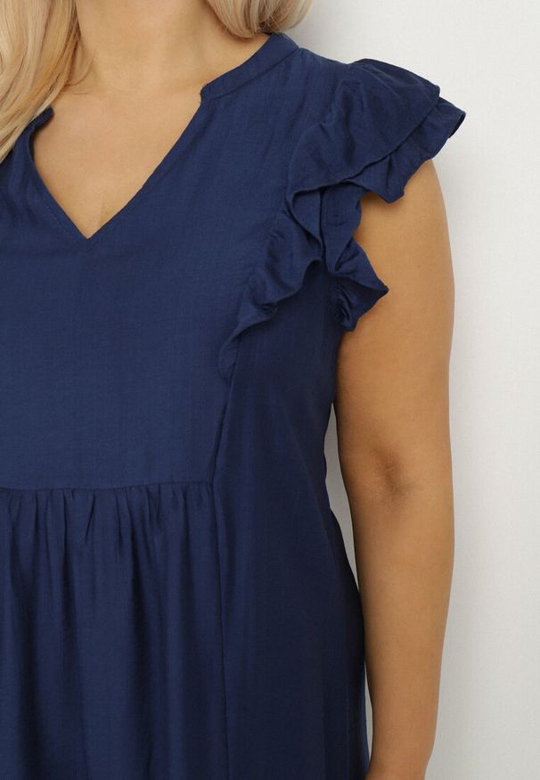 Born2be - Niebieska Sukienka Pudełkowa z Bawełną i Trójkątnym Dekoltem Ozdobiona Falbankami Vikirva. Okazja: na randkę, na co dzień. Typ kołnierza: kołnierz z falbankami. Kolekcja: plus size. Kolor: niebieski. Wzór: aplikacja. Typ sukienki: proste, dla puszystych. Materiał: bawełna. Długość rękawa: długi rękaw. Styl: klasyczny, casual, elegancki