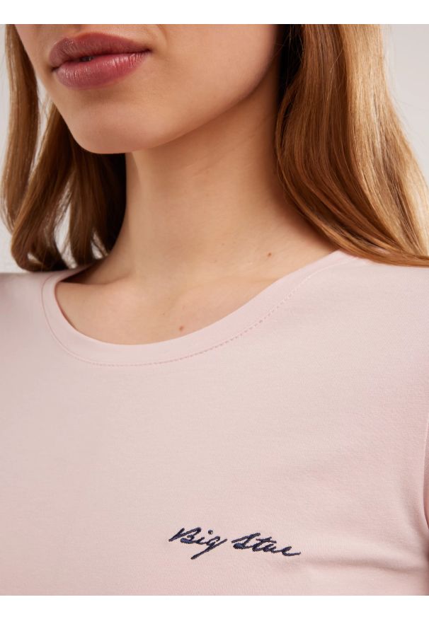 Big-Star - Koszulka damska z niewielkim logo różowa Irsera 600. Okazja: na co dzień. Kolor: różowy. Materiał: materiał, bawełna, jeans. Wzór: haft. Styl: elegancki, casual