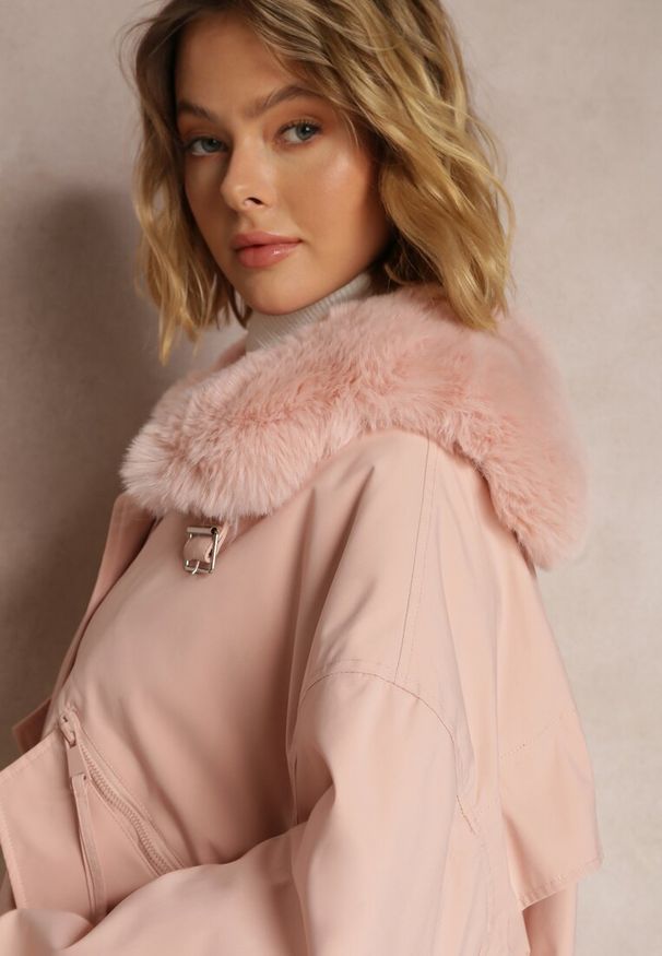 Renee - Różowa Kurtka Parka Oversize Bitsy. Okazja: na co dzień. Kolor: różowy. Materiał: dzianina, futro, jeans. Styl: sportowy, casual