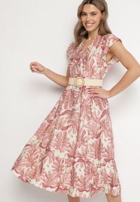 Born2be - Ciemnoróżowa Sukienka z Wiskozą o Rozkloszowanym Kroju z Falbankami w Roślinny Wzór Amoira. Okazja: na co dzień. Typ kołnierza: kołnierz z falbankami. Kolor: różowy. Materiał: wiskoza. Długość rękawa: krótki rękaw. Styl: casual, elegancki #5