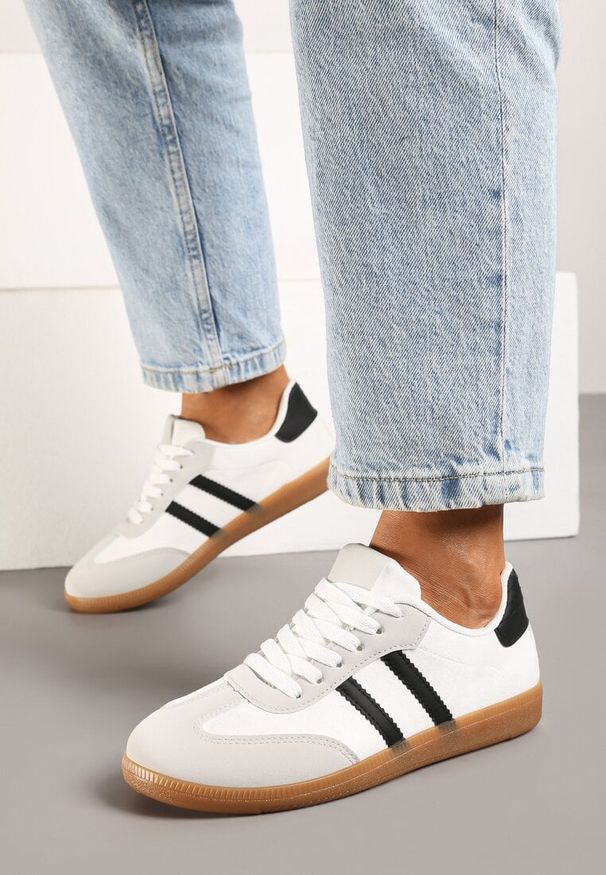 Born2be - Białe Sneakersy z Imitacji Zamszu na Płaskiej Podeszwie Memeriana. Okazja: na spacer. Nosek buta: okrągły. Kolor: biały. Materiał: zamsz. Wzór: motyw zwierzęcy. Sezon: lato, wiosna. Obcas: na płaskiej podeszwie. Sport: turystyka piesza