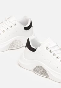 Born2be - Biało-Czarne Sneakersy Sznurowane z Cyrkoniami Relnon. Nosek buta: okrągły. Zapięcie: sznurówki. Kolor: biały. Wzór: aplikacja. Obcas: na płaskiej podeszwie