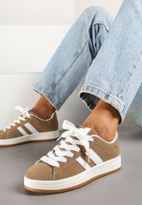 Renee - Ciemnobeżowe Sneakersy Ozdobione Motywem Pasków Flortewi. Okazja: na co dzień. Zapięcie: pasek. Kolor: beżowy. Materiał: jeans. Wzór: aplikacja. Sezon: lato, wiosna. Obcas: na płaskiej podeszwie