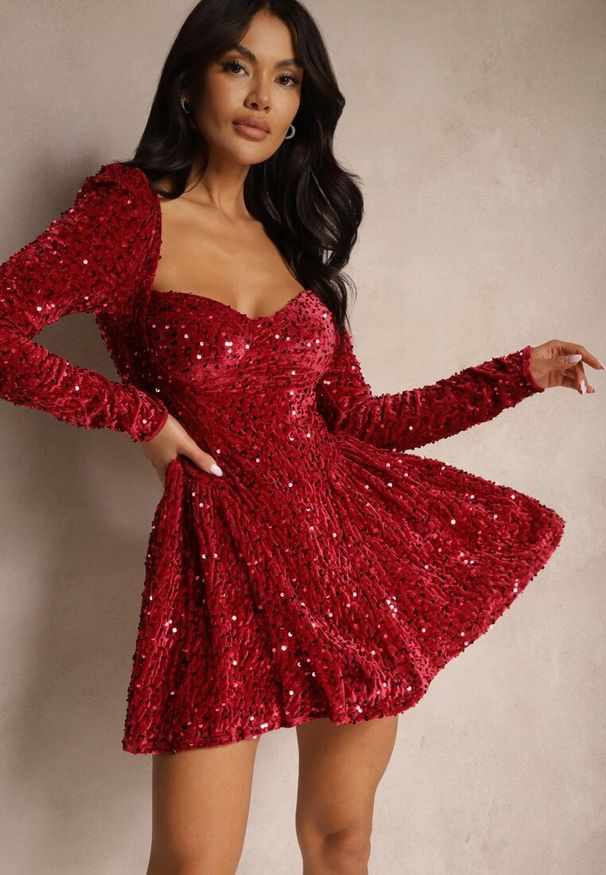 Renee - Czerwona Rozkloszowana Sukienka Welurowa z Kwadratowym Dekoltem i Cyrkoniowym Zdobieniem Gistaria. Typ kołnierza: dekolt kwadratowy. Kolor: czerwony. Materiał: welur. Długość rękawa: długi rękaw. Wzór: aplikacja. Typ sukienki: rozkloszowane. Styl: wizytowy, elegancki