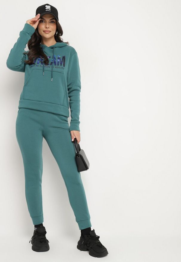 Born2be - Zielony Ocieplany Komplet Dresowy z Bawełny Joggery i Bluza z Kapturem i Nadrukiem Filola. Kolor: zielony. Materiał: dresówka, bawełna. Wzór: nadruk