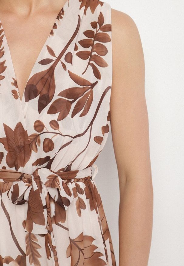 Born2be - Brązowa Kopertowa Sukienka z Wiskozą z Wiązanym Paskiem Nativire. Okazja: na co dzień. Typ kołnierza: dekolt w serek. Kolor: brązowy. Materiał: wiskoza. Typ sukienki: kopertowe. Styl: elegancki, klasyczny, casual