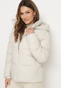 Born2be - Jasnobeżowa Pikowana Kurtka o Prostym Kroju z Kapturem i Kieszeniami Leolea. Okazja: na co dzień, na spacer. Typ kołnierza: kaptur. Kolor: beżowy. Materiał: jeans. Sezon: zima. Styl: casual
