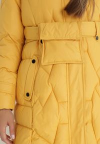 Born2be - Żółta Kurtka z Paskiem i Saszetką Pikowana Długa Phinare. Kolor: żółty. Materiał: materiał. Długość: długie. Wzór: aplikacja #5