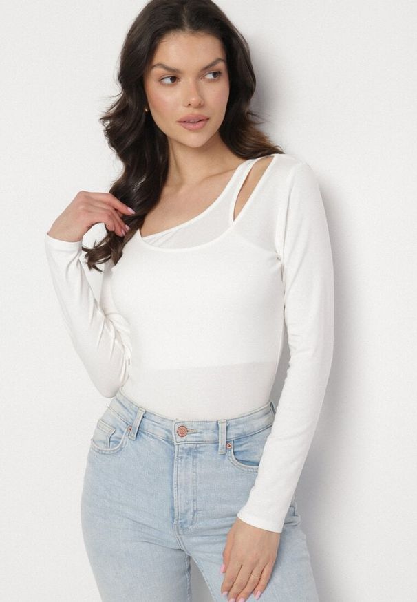 Born2be - Biała Bluzka z Asymetrycznym Dekoltem Tatelia. Okazja: na co dzień. Kolor: biały. Materiał: jeans. Styl: casual, elegancki