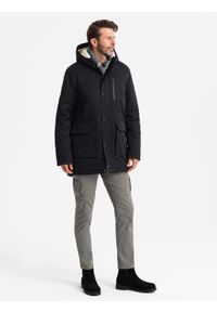 Ombre Clothing - Długa kurtka męska parka z kożuszkiem – czarna V4. Typ kołnierza: kaptur. Kolor: czarny. Materiał: guma, wełna, poliester, materiał, syntetyk. Długość: długie. Wzór: aplikacja. Styl: klasyczny #8